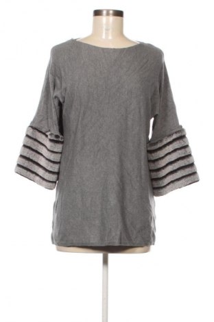 Γυναικεία μπλούζα Monogram, Μέγεθος L, Χρώμα Γκρί, Τιμή 6,99 €