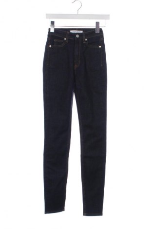 Damskie jeansy Calvin Klein Jeans, Rozmiar XXS, Kolor Niebieski, Cena 293,70 zł