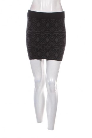 Пола Clockhouse, Размер S, Цвят Черен, Цена 2,04 €