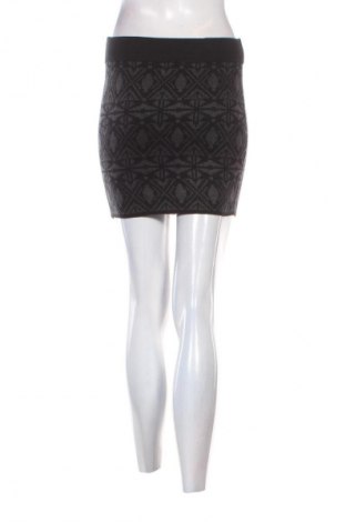 Пола Clockhouse, Размер S, Цвят Черен, Цена 2,04 €