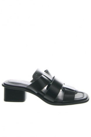 Чехли Calvin Klein Jeans, Размер 37, Цвят Черен, Цена 104,81 €, #135140507