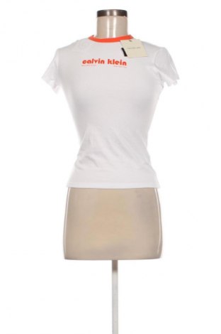 Damski T-shirt Calvin Klein Jeans, Rozmiar XXS, Kolor Biały, Cena 147,99 zł