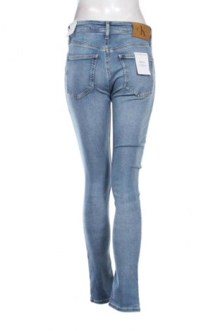 Damskie jeansy Calvin Klein Jeans, Rozmiar S, Kolor Niebieski, Cena 452,99 zł