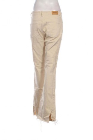 Γυναικείο Τζίν Stradivarius, Μέγεθος L, Χρώμα Εκρού, Τιμή 11,99 €