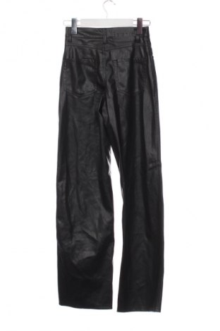 Γυναικείο παντελόνι Bershka, Μέγεθος XS, Χρώμα Μαύρο, Τιμή 10,99 €