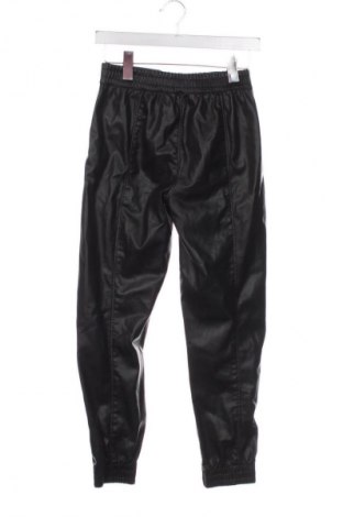 Γυναικείο παντελόνι Bershka, Μέγεθος S, Χρώμα Μαύρο, Τιμή 6,87 €