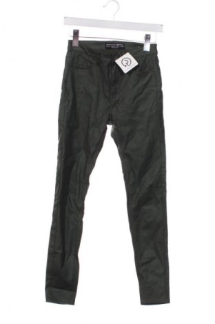 Дамски панталон Stradivarius, Размер S, Цвят Зелен, Цена 2,55 €