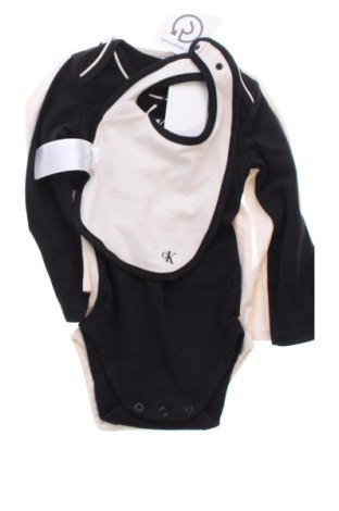 Παιδικό σύνολο Calvin Klein Jeans, Μέγεθος 9-12m/ 74-80 εκ., Χρώμα Πολύχρωμο, Τιμή 72,99 €