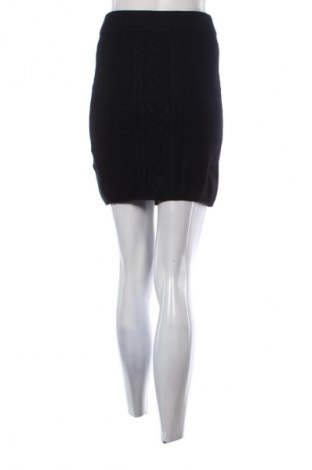 Sukně Guess, Velikost M, Barva Černá, Cena  259,00 Kč