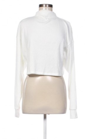 Дамска блуза Bershka, Размер M, Цвят Бял, Цена 3,57 €