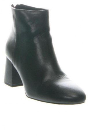 Γυναικεία μποτάκια Pull&Bear, Μέγεθος 39, Χρώμα Μαύρο, Τιμή 35,99 €