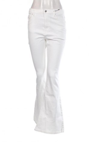 Γυναικείο Τζίν Bershka, Μέγεθος M, Χρώμα Λευκό, Τιμή 17,99 €