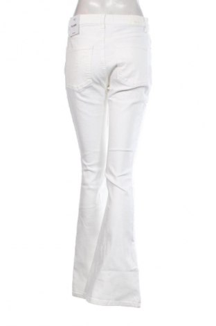 Γυναικείο Τζίν Bershka, Μέγεθος M, Χρώμα Λευκό, Τιμή 17,99 €