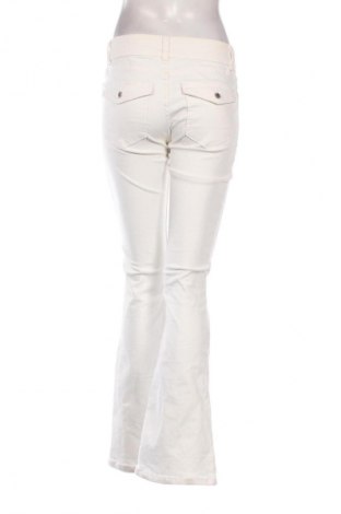 Γυναικείο Τζίν Bershka, Μέγεθος M, Χρώμα Λευκό, Τιμή 14,99 €