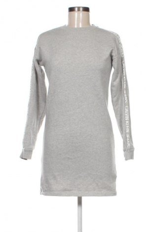 Рокля Calvin Klein Jeans, Размер XS, Цвят Сив, Цена 29,14 €