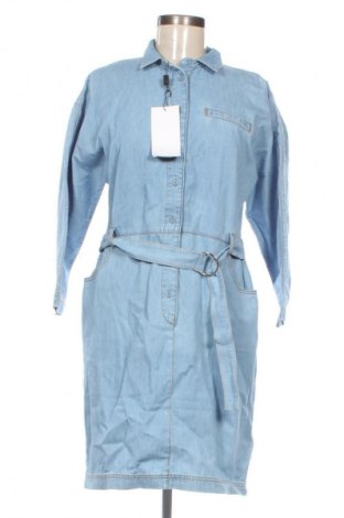 Рокля Lacoste, Размер M, Цвят Син, Цена 151,06 €