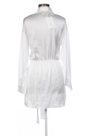 Φόρεμα Pull&Bear, Μέγεθος M, Χρώμα Λευκό, Τιμή 15,00 €