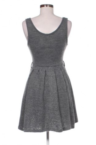 Рокля Stradivarius, Размер L, Цвят Сив, Цена 9,71 €