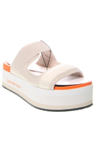 Чехли Calvin Klein Jeans, Размер 40, Цвят Екрю, Цена 80,78 €