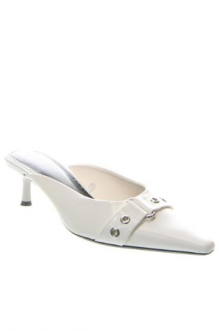 Γυναικείες παντόφλες Bershka, Μέγεθος 39, Χρώμα Λευκό, Τιμή 22,39 €