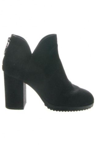 Дамски боти Bershka, Размер 38, Цвят Черен, Цена 21,47 €