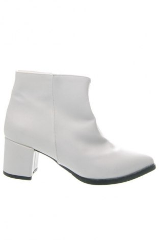 Дамски боти LCW, Размер 37, Цвят Бял, Цена 29,65 €