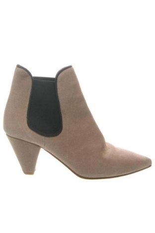 Дамски боти Re:designed, Размер 38, Цвят Бежов, Цена 112,48 €