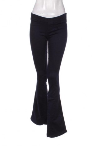 Γυναικείο Τζίν Bershka, Μέγεθος S, Χρώμα Μπλέ, Τιμή 14,99 €