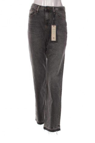 Damskie jeansy Tommy Jeans, Rozmiar S, Kolor Szary, Cena 539,99 zł