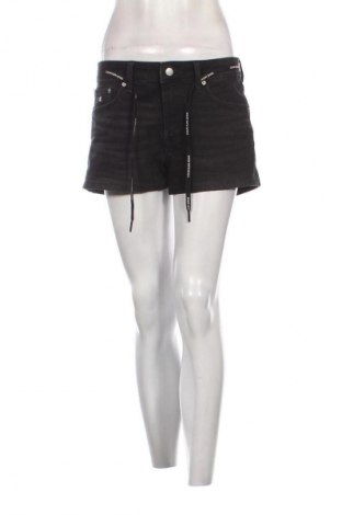 Pantaloni scurți de femei Calvin Klein Jeans, Mărime M, Culoare Negru, Preț 99,99 Lei