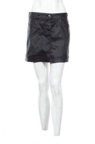 Кожена пола Armani Jeans, Размер L, Цвят Черен, Цена 42,43 €