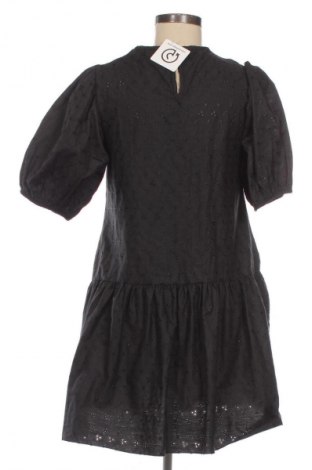 Рокля Pretty Little Thing, Размер XS, Цвят Черен, Цена 10,73 €