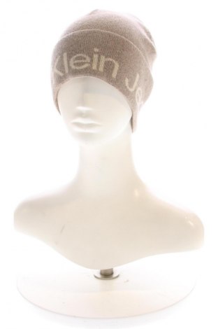 Шапка Calvin Klein Jeans, Цвят Бежов, Цена 27,60 €