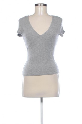 Γυναικεία μπλούζα Bershka, Μέγεθος L, Χρώμα Γκρί, Τιμή 10,99 €