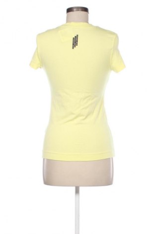 Γυναικείο t-shirt Guess, Μέγεθος S, Χρώμα Κίτρινο, Τιμή 15,99 €