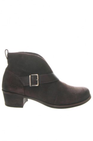 Дамски боти UGG Australia, Размер 40, Цвят Кафяв, Цена 119,64 €