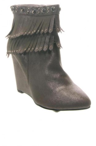 Дамски боти Unbranded, Размер 39, Цвят Бежов, Цена 24,54 €