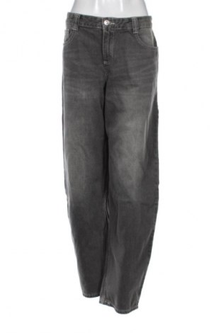 Дамски дънки Bershka, Размер L, Цвят Сив, Цена 17,38 €