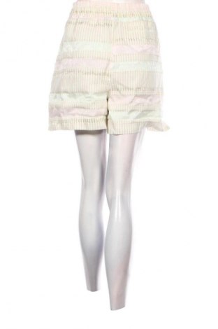 Γυναικείο κοντό παντελόνι Nike, Μέγεθος M, Χρώμα Πολύχρωμο, Τιμή 14,15 €