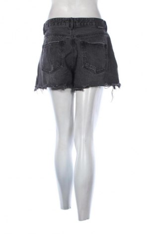 Γυναικείο κοντό παντελόνι Stradivarius, Μέγεθος XL, Χρώμα Μαύρο, Τιμή 10,99 €