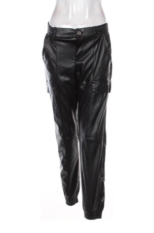 Γυναικείο παντελόνι Bershka, Μέγεθος S, Χρώμα Μαύρο, Τιμή 20,99 €