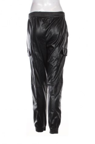 Γυναικείο παντελόνι Bershka, Μέγεθος S, Χρώμα Μαύρο, Τιμή 20,99 €