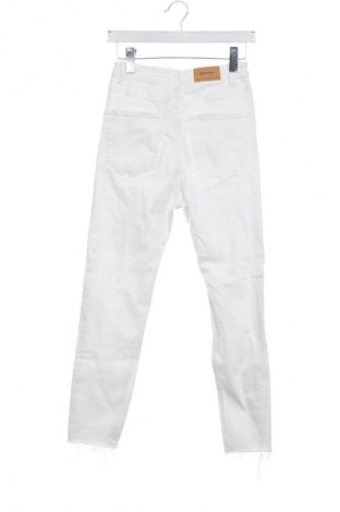 Γυναικείο παντελόνι Stradivarius, Μέγεθος S, Χρώμα Λευκό, Τιμή 12,99 €