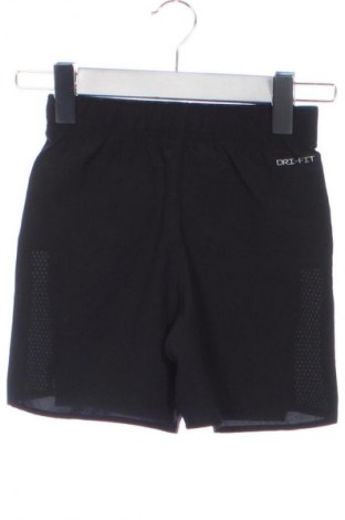 Παιδικό κοντό παντελόνι Nike, Μέγεθος 4-5y/ 110-116 εκ., Χρώμα Μαύρο, Τιμή 25,99 €