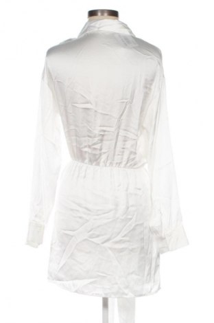 Φόρεμα Pull&Bear, Μέγεθος M, Χρώμα Λευκό, Τιμή 7,99 €