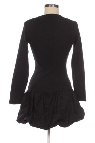 Рокля Stradivarius, Размер M, Цвят Черен, Цена 32,00 €