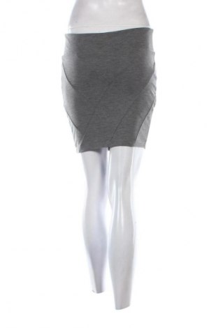 Пола Stradivarius, Размер S, Цвят Сив, Цена 2,04 €