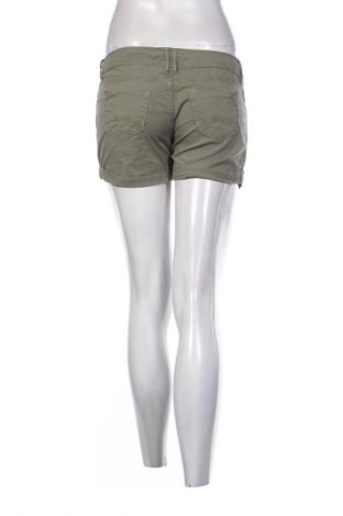 Γυναικείο κοντό παντελόνι Bershka, Μέγεθος L, Χρώμα Πράσινο, Τιμή 10,99 €