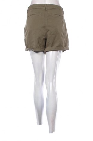 Γυναικείο κοντό παντελόνι Mauvette, Μέγεθος M, Χρώμα Πράσινο, Τιμή 34,99 €