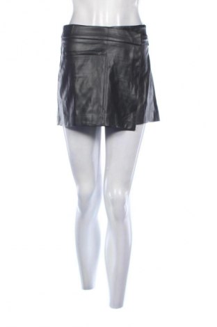 Pantaloni scurți de femei Stradivarius, Mărime S, Culoare Negru, Preț 78,20 Lei